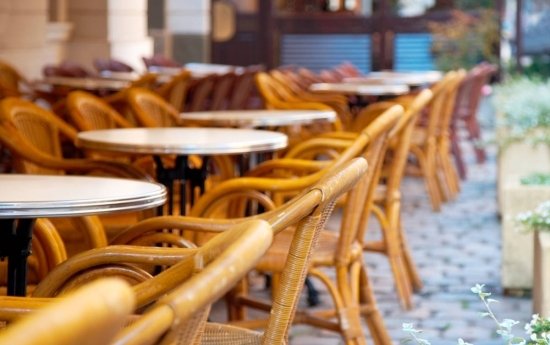 Terrasse d'un café en période estivale 