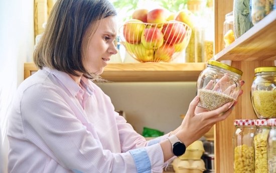 Des mites alimentaires découverts dans des bocaux en cuisine